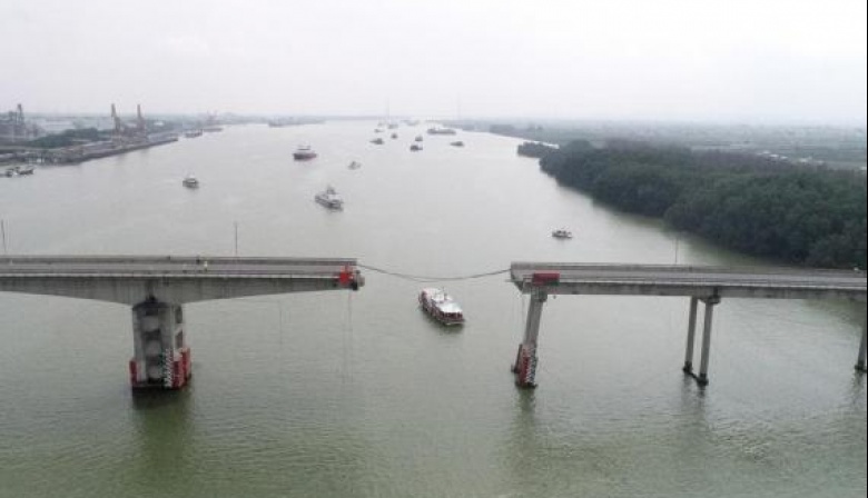 Chocó un buque de carga contra un puente en China y hay cinco muertos